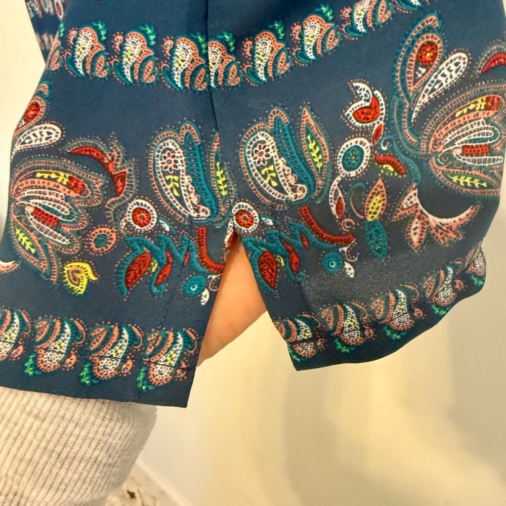 2/$30 LOFT - Colorful Blue Paisley Print Short Sleeve Blouse Size Medium - Picture 7 of 11